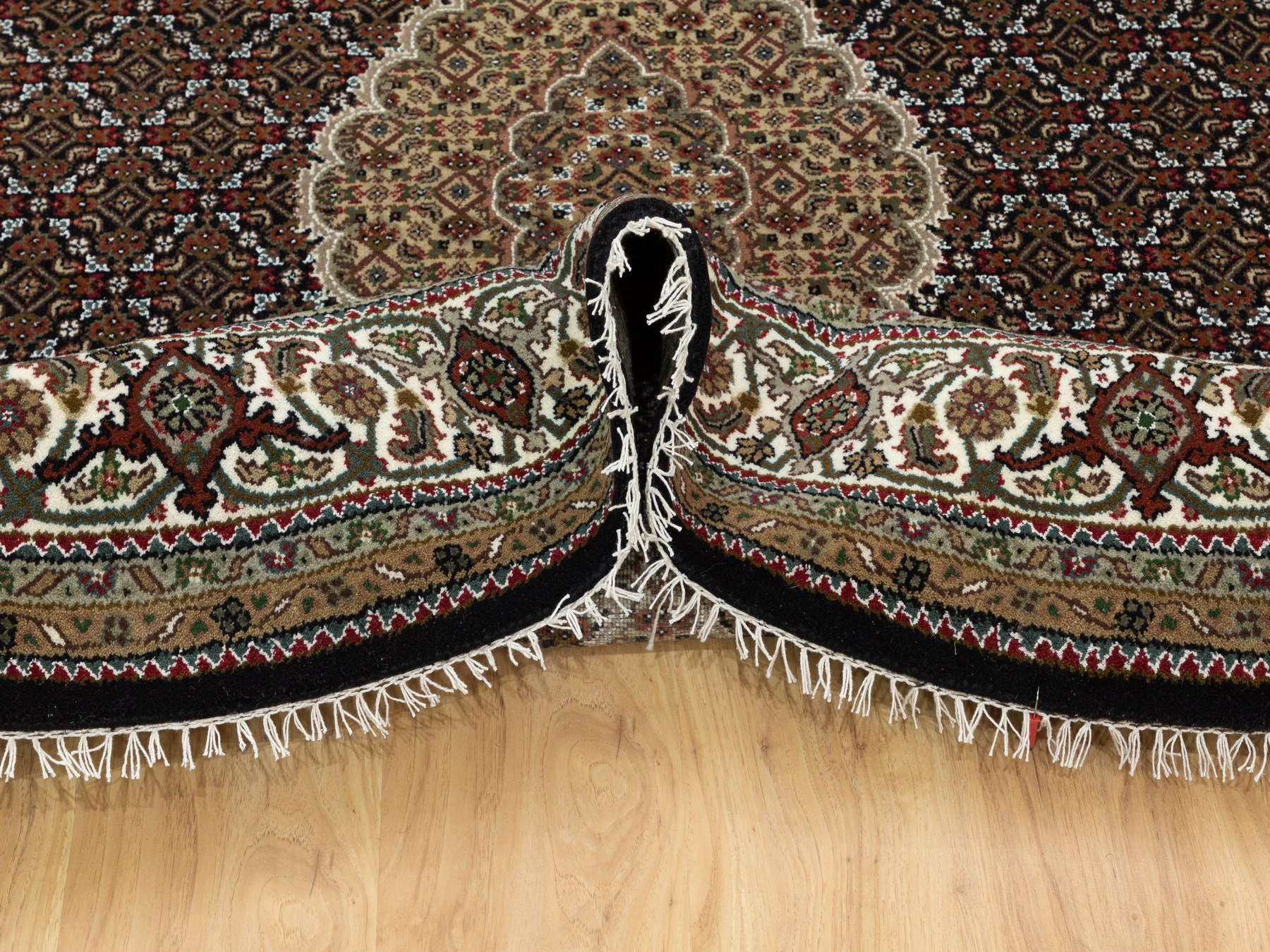 Traditional Rugs LUV528327